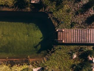 Étanchéité piscine naturelle, EPDM, argile ou béton