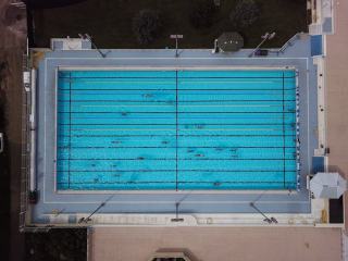 Pompe piscine naturelle : choisir et dimensionner la bonne pompe